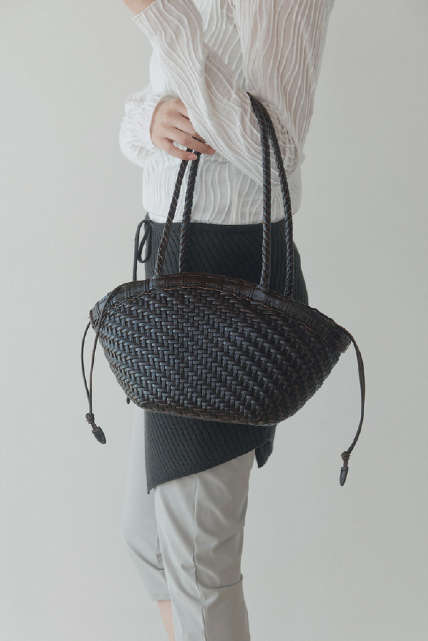 PREORDER Twig Basket Shoulder Bag (Dried Black)