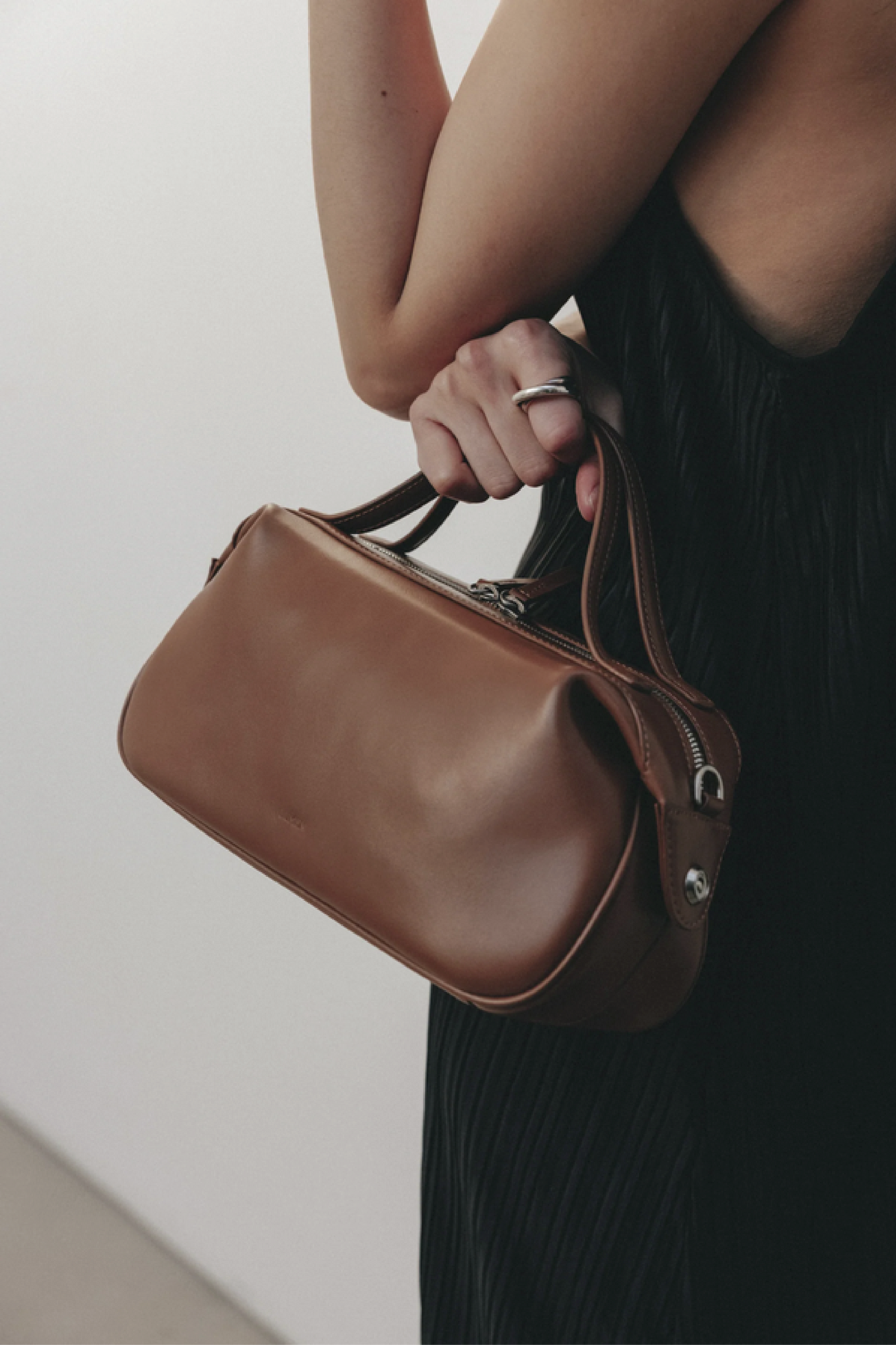 Nadel Zip Tote Bag (Tawny Brown)